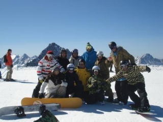  滑雪板运动员摆姿势 